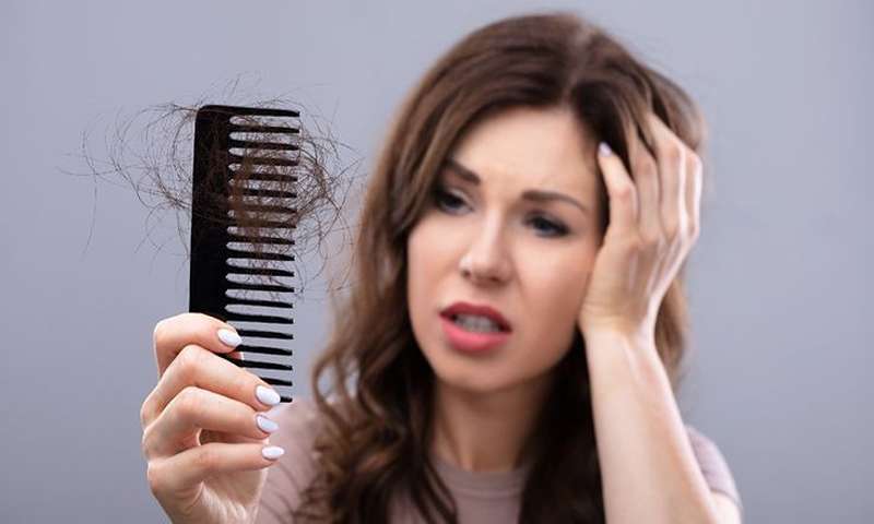 چه چیزی باعث ریزش مو می شود؟